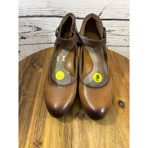 Women's Earth Brown Tan Mary Jane Heels US 9